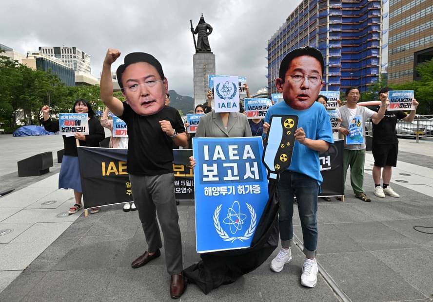 Massa di Korea Selatan berdemo menolak pelepasan air dari Fukushima ke Samudera Pasifik.