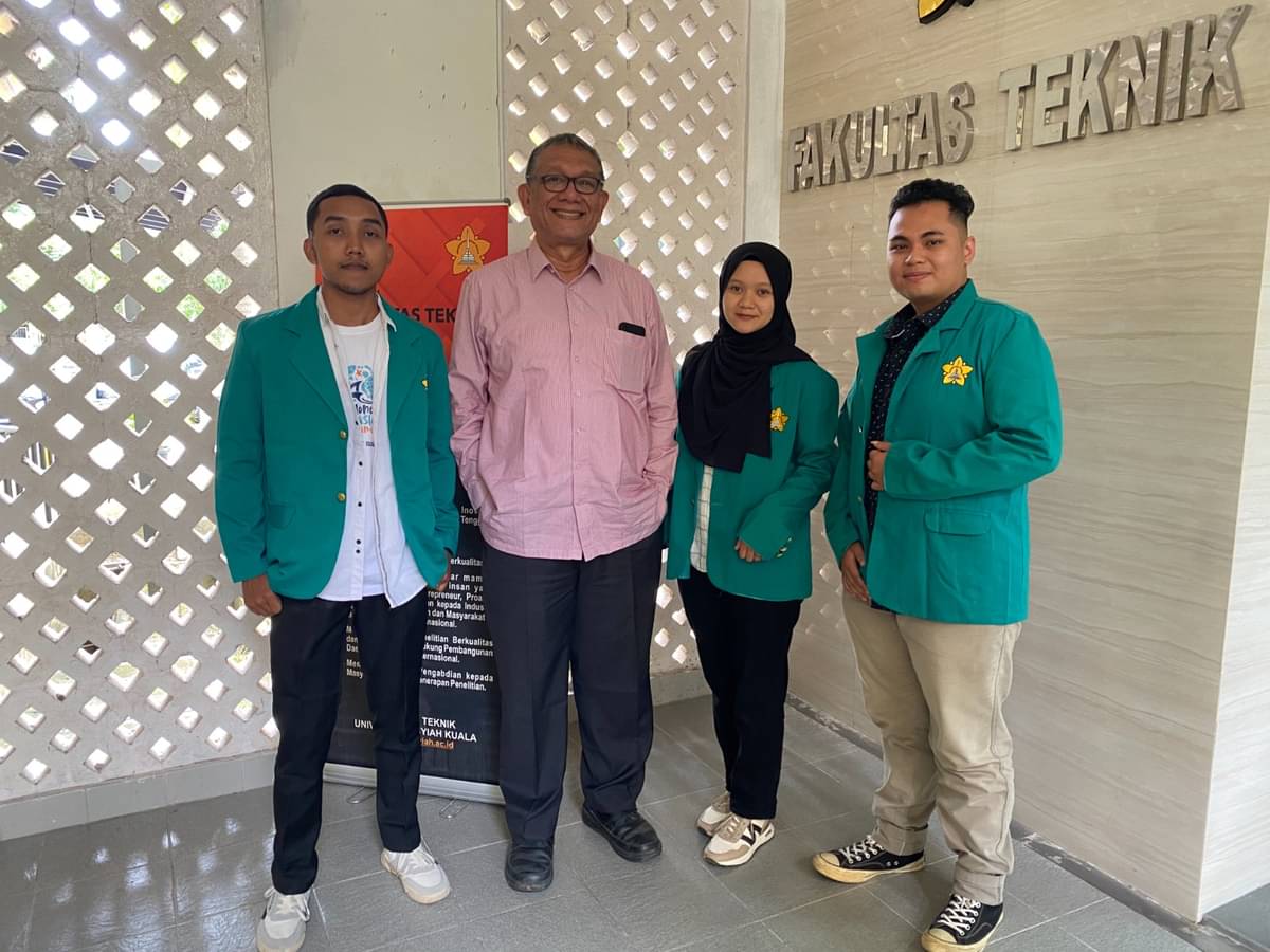 Prof Yunardi (kedua dari kiri) bersama Eunoia team, mahasiswa Prodi Teknik Kimia bimbingannya.