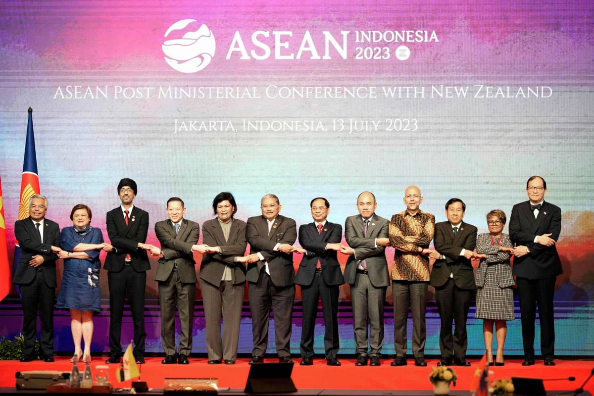 Menlu Selandia Baru Nanaia Mahuta (kelima dari kiri) saat sesi foto bersama para menlu ASEAN di Jakarta, Kamis (13/7).