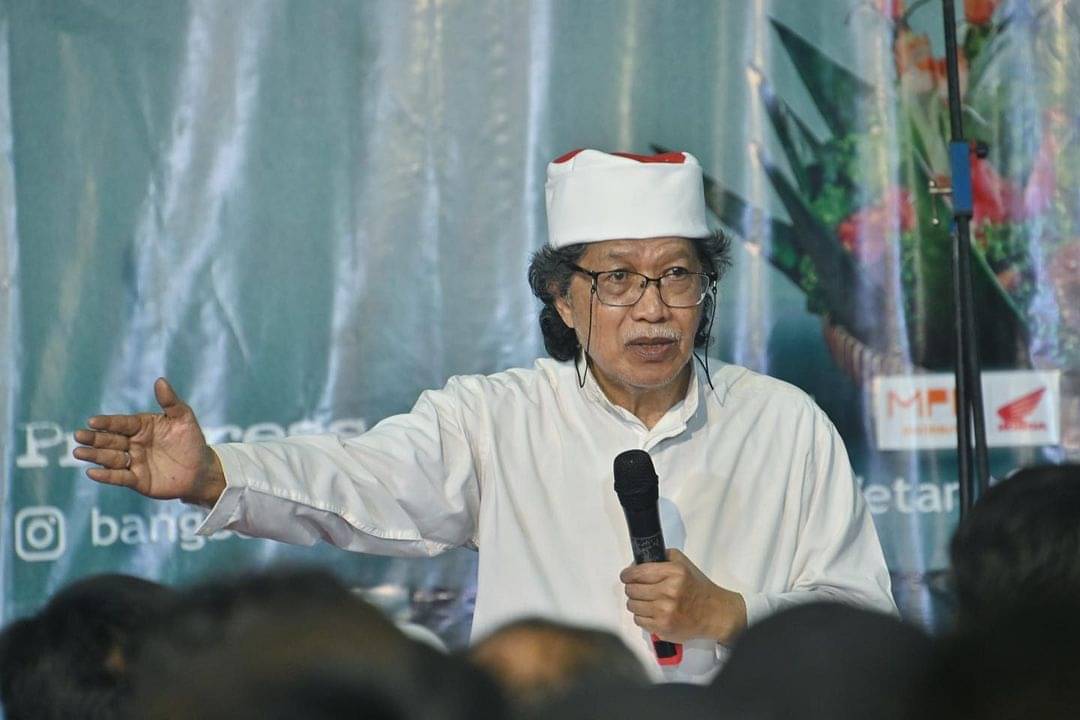 Emha Ainun Nadjib atau Cak Nun saat menghadiri Majelis Ilmu Bangbang Wetan di Surabaya, Jawa Timur, Mei 2023.