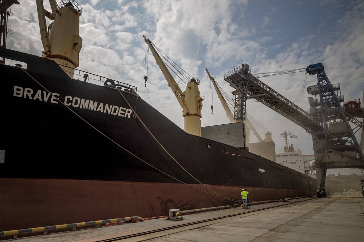 Kapal yang akan mengangkut 23 ribu ton gandum ke Ethiopia berlabuh di Odessa, Ukraina.