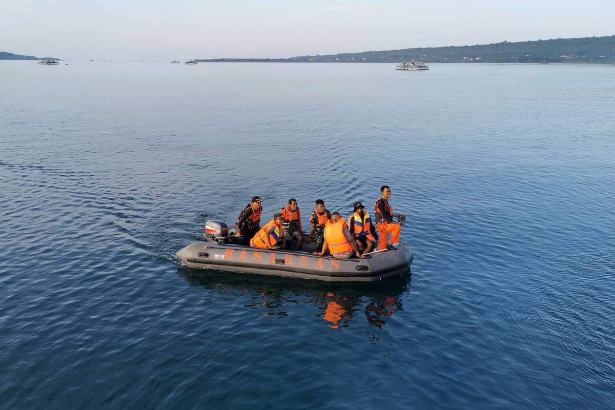 Basarnas melakukan penyelamatan korban kapal tenggelam di Buton Tengah.