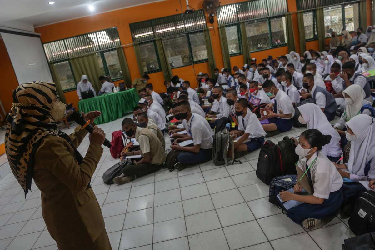 Heru Tegaskan tak Segan Cabut KJP Pelajar yang Bandel