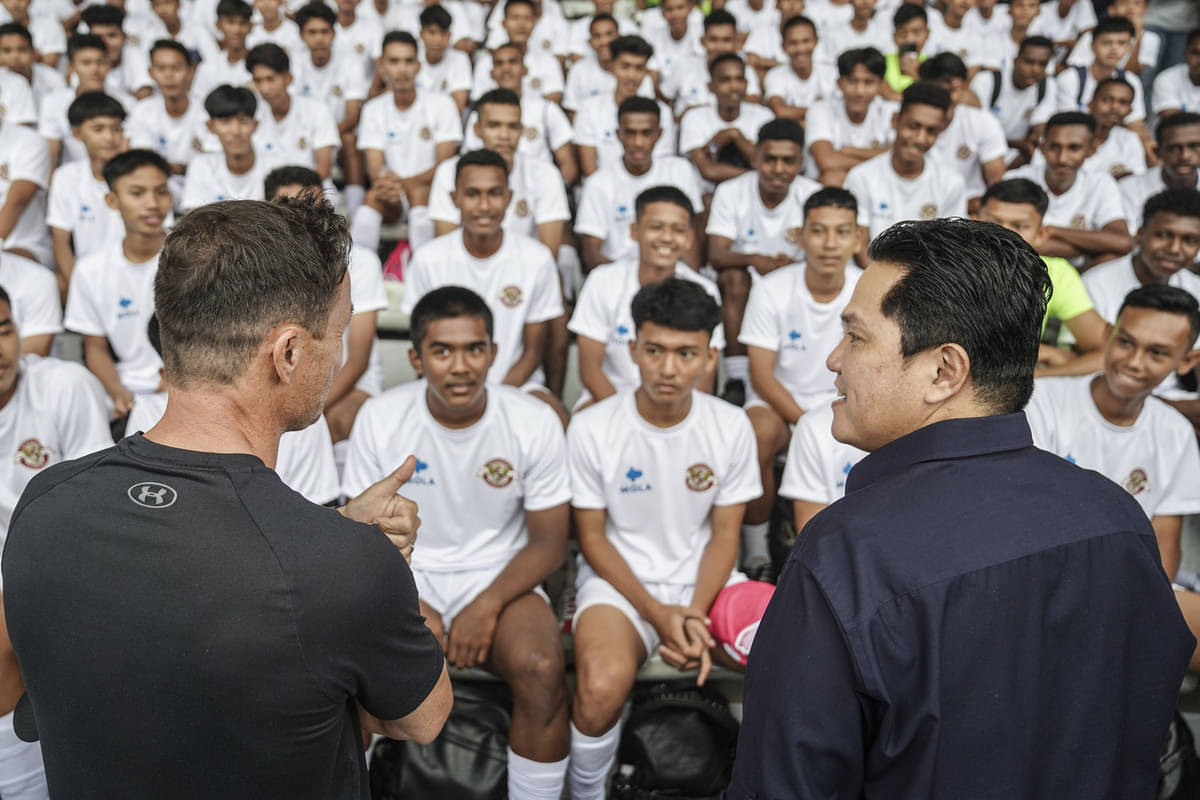 Ketua Umum PSSI Erick Thohir (kanan) dan Direktur Teknik Dennis Wise (kiri) saat meninjau program Garuda Select di Stadion Madya, Jakarta.