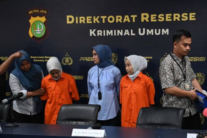 Tersangka kasus penipuan pembelian Iphone Rihana (kedua kiri) dan Rihani (kedua kanan) 