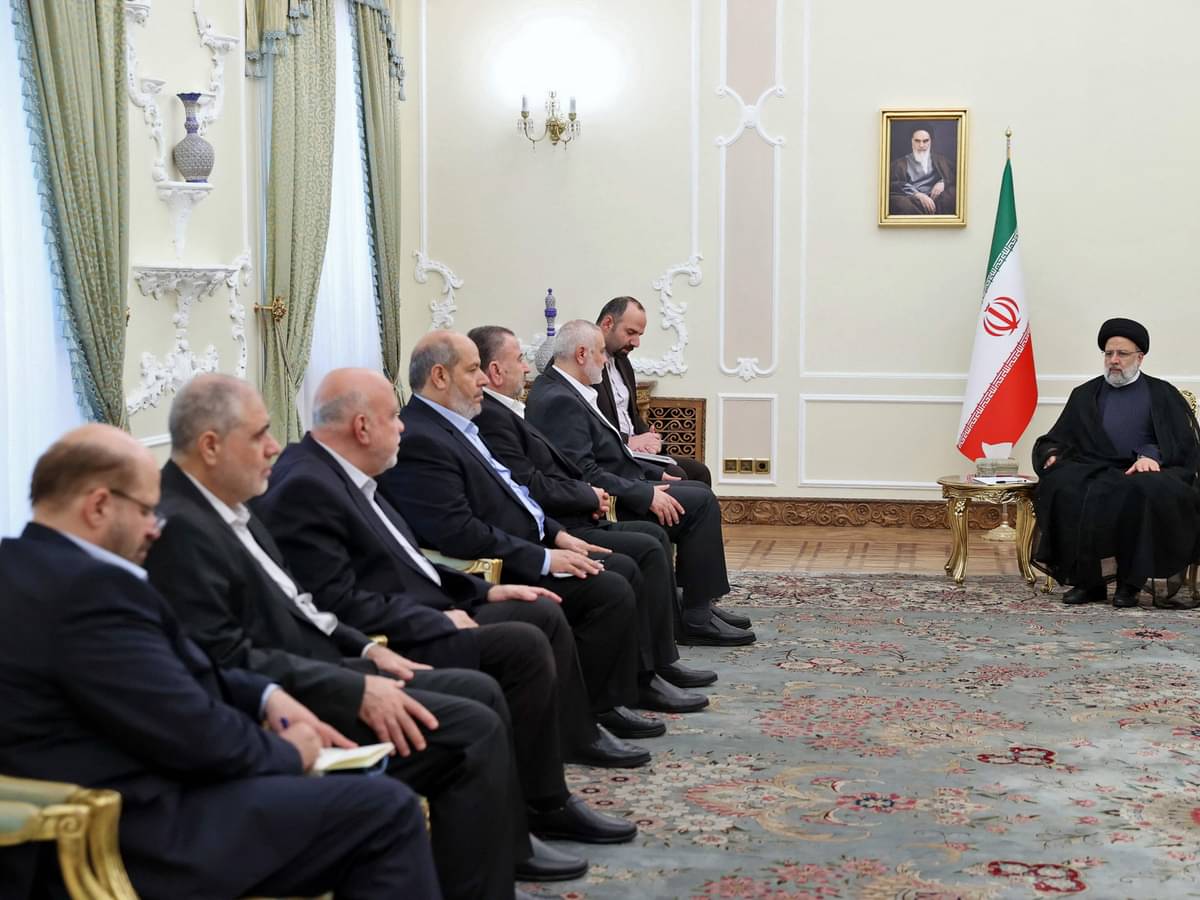 Presiden Iran Ebrahim Raisi (kanan) bertemu dengan pemimpin gerakan Hamas Palestina Ismail Haniyeh di Teheran pada 20 Juni 2023. 