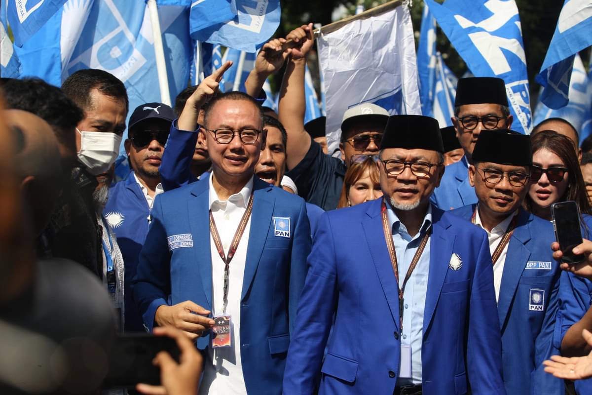 Ketua Umum Partai Amanat Nasional (PAN) Zulkifli Hasan (tengah) bersama Sekjen PAN Eddy Soeparno (kiri) beserta jajaran pengurus DPP PAN