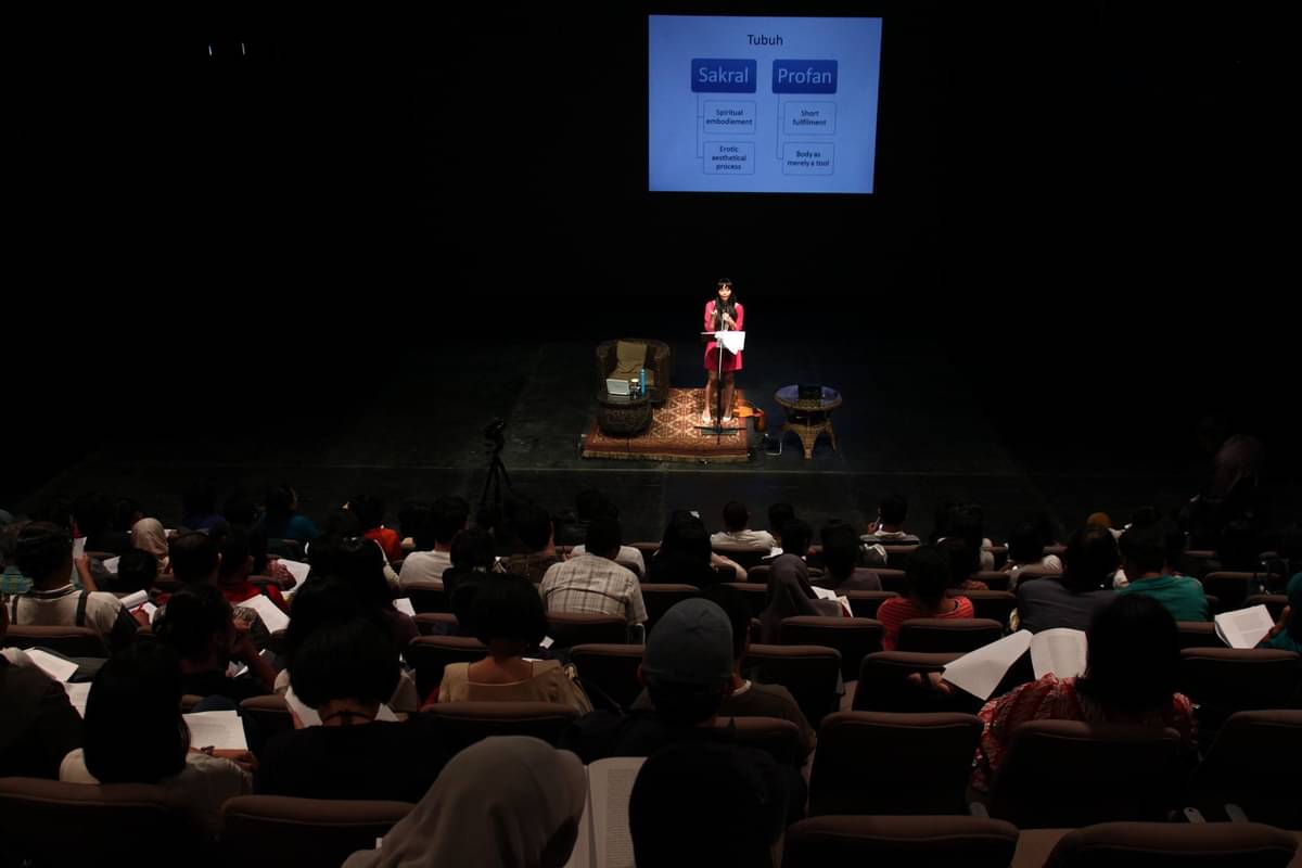 Kelas filsafat oleh dosen Universitas Indonesia, Saraswati Dewi, di Salihara, 2012.