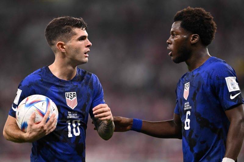 Yunus Musah berbicara dengan Christian Pulisic di Timnas Amerika Serikat