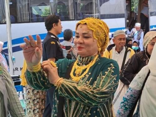 Suarnati Daeng Karnang memamerkan emas sepulang dari Tanah Suci.