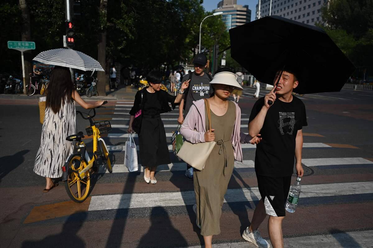 Warga Beijing mencoba bertahan di tengah gelombang panas yang tak kunjung usai.