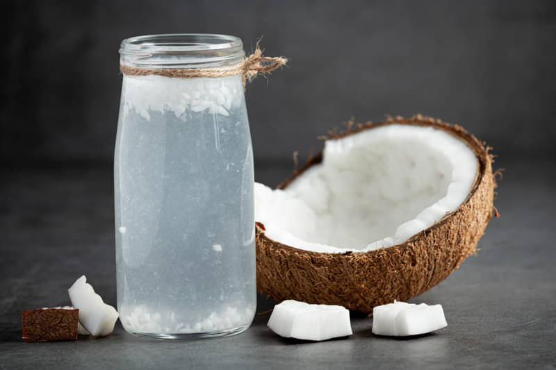 Bila dikonsumsi dengan benar, air kelapa memberikan manfaat bagi kesehatan. Tapi pahami juga efek sampingnya.