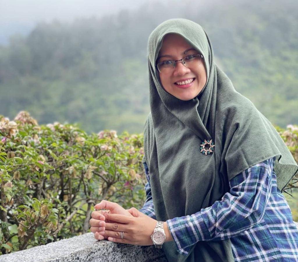  Afni Z, dosen, praktisi kebijakan publik, wartawan, dan aktivis lingkungan. 