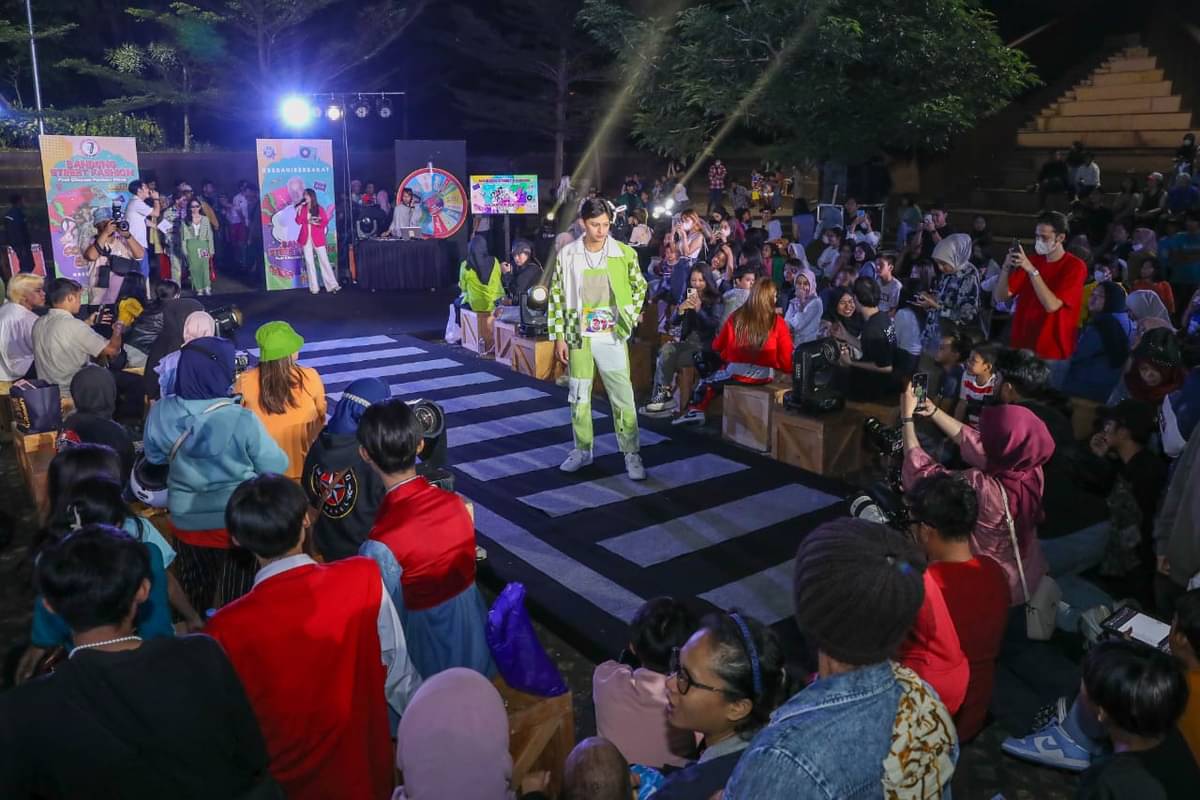 Bandung Street Fashion di Alun-Alun Cicendo, Kota Bandung, Jawa Barat.