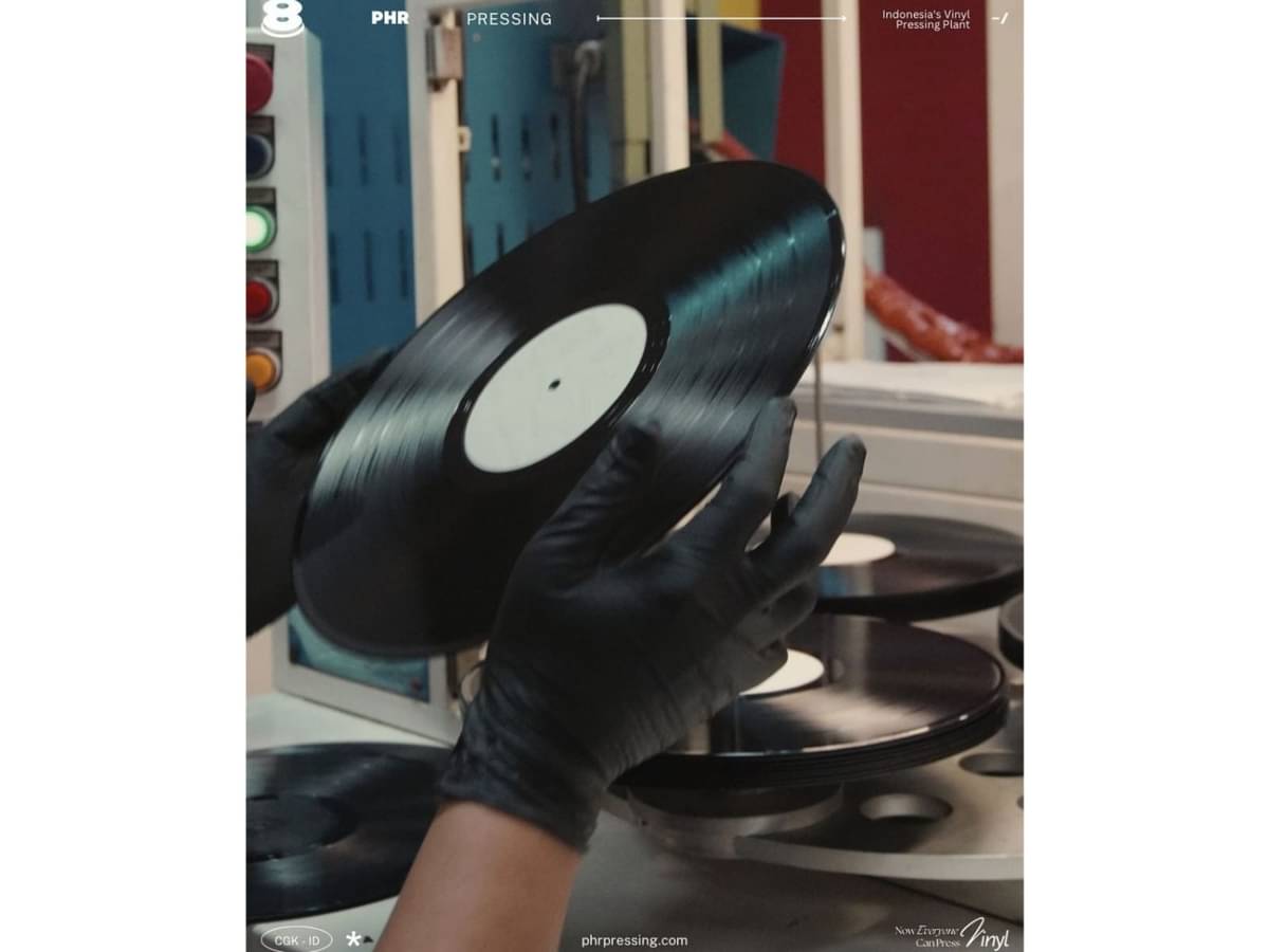 Membuka pabrik di Tangerang, PHR Pressing membangkitkan lagi produksi piringan hitam di Indonesia setelah 50 tahun. 