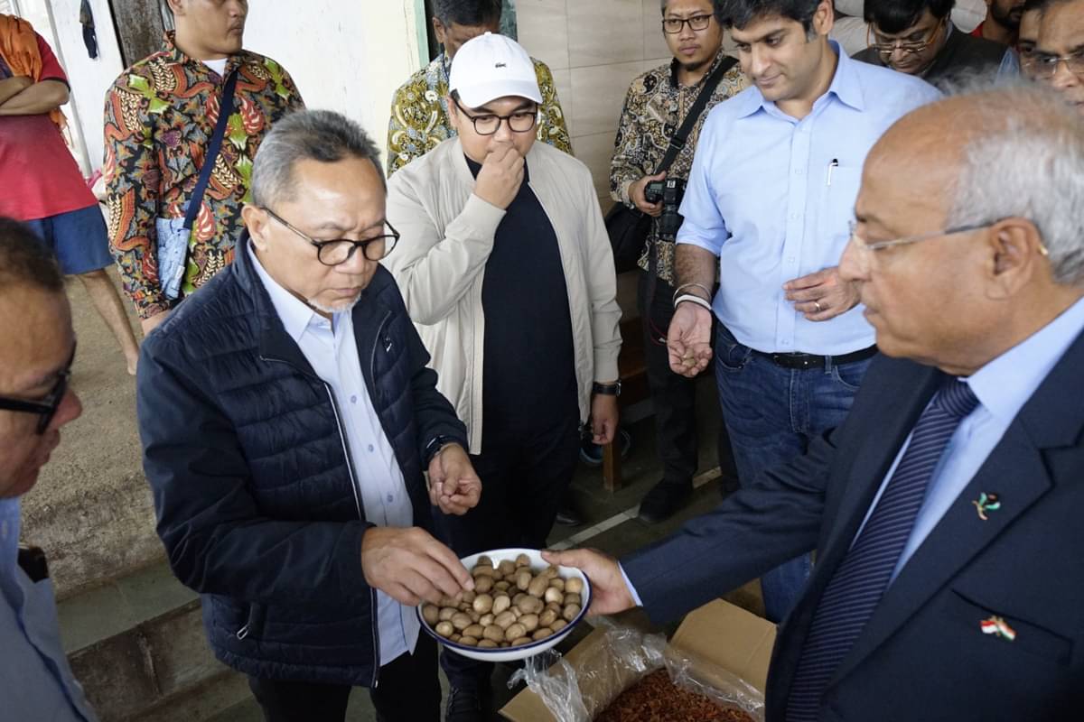 Mendag Zulkifli Hasan disambut Direktur Komal Exotic Spices (K Ahuja Foods) Gopaal Ahuja di APMC Market, Navi Mumbai, India.