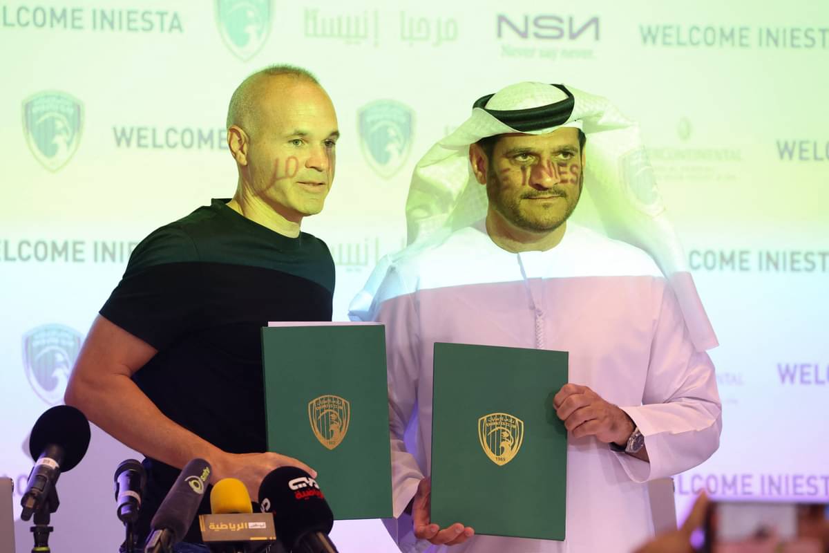 Andres Iniesta (kiri) saat diperkenalkan sebagai pemain Emirates FC
