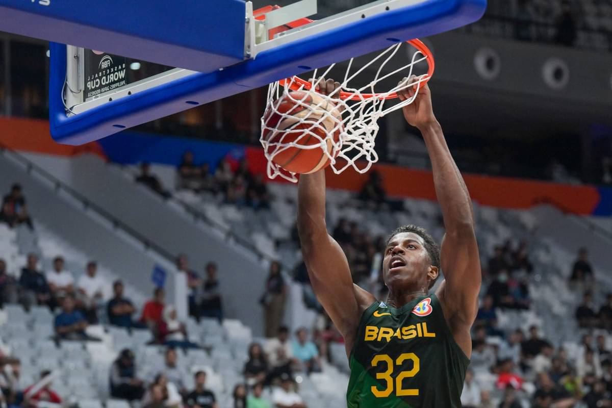 Pebasket Brasil Georginho De Paula mencetak skor saat laga melawan Pantai Gading di Istora Senayan, Jakarta, Rabu (30/8).