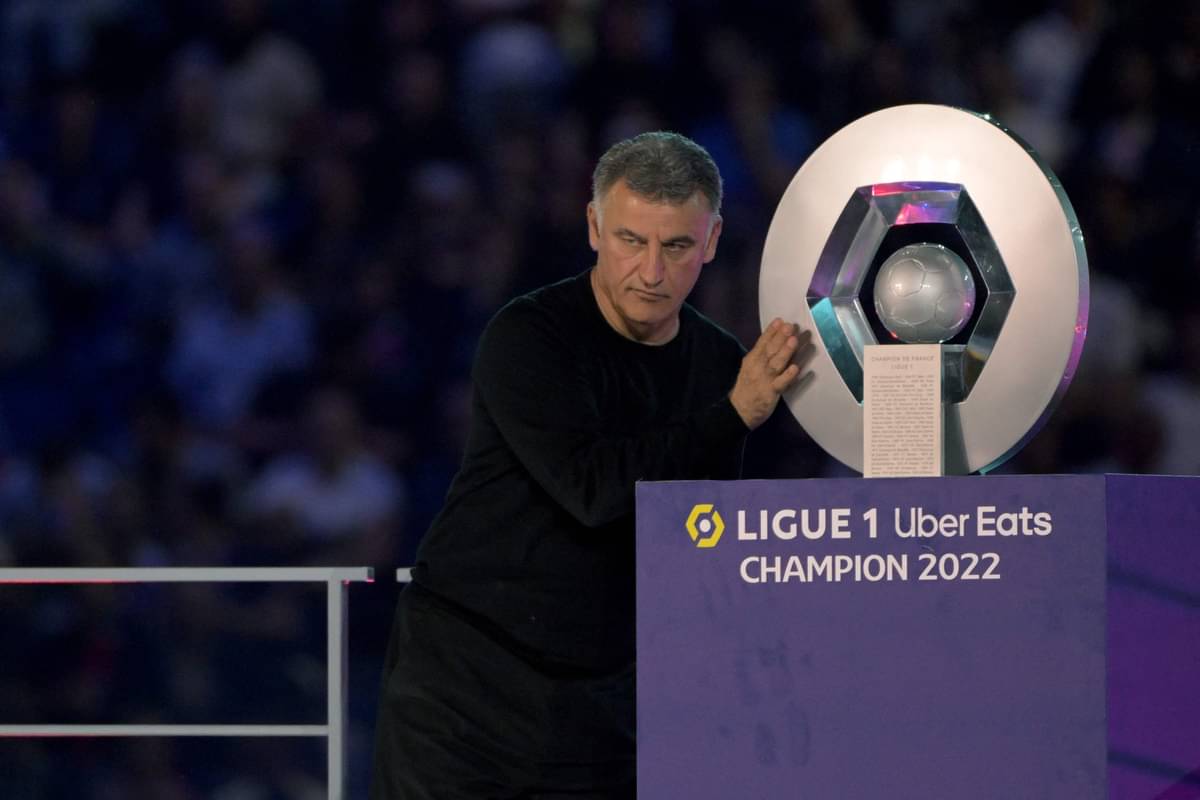 Pelatih PSG Christophe Galtier berpose dengan trofi Ligue 1