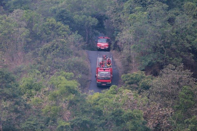 Tim Gabungan Dikerahkan untuk Padamkan Api di Gunung Ciremai