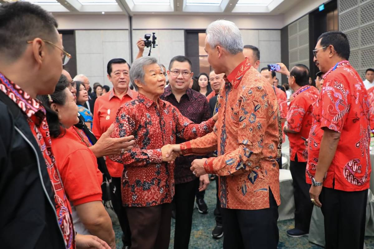 Gubernur Jateng Ganjar Pranowo bersalaman dengan Plt Ketua Paguyuban Sosial Marga Tionghoa (PSMTI) Jateng Teguh Kinarto