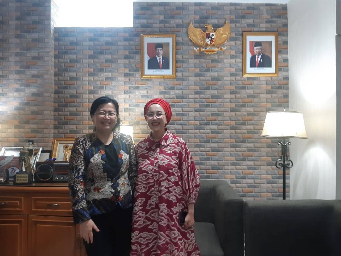 Anggota Komis VIII DPR RI Selly A. Gantina (kanan) dan psikolog klinis Anak, remaja, dan keluarga, Roslina Verauli,.
