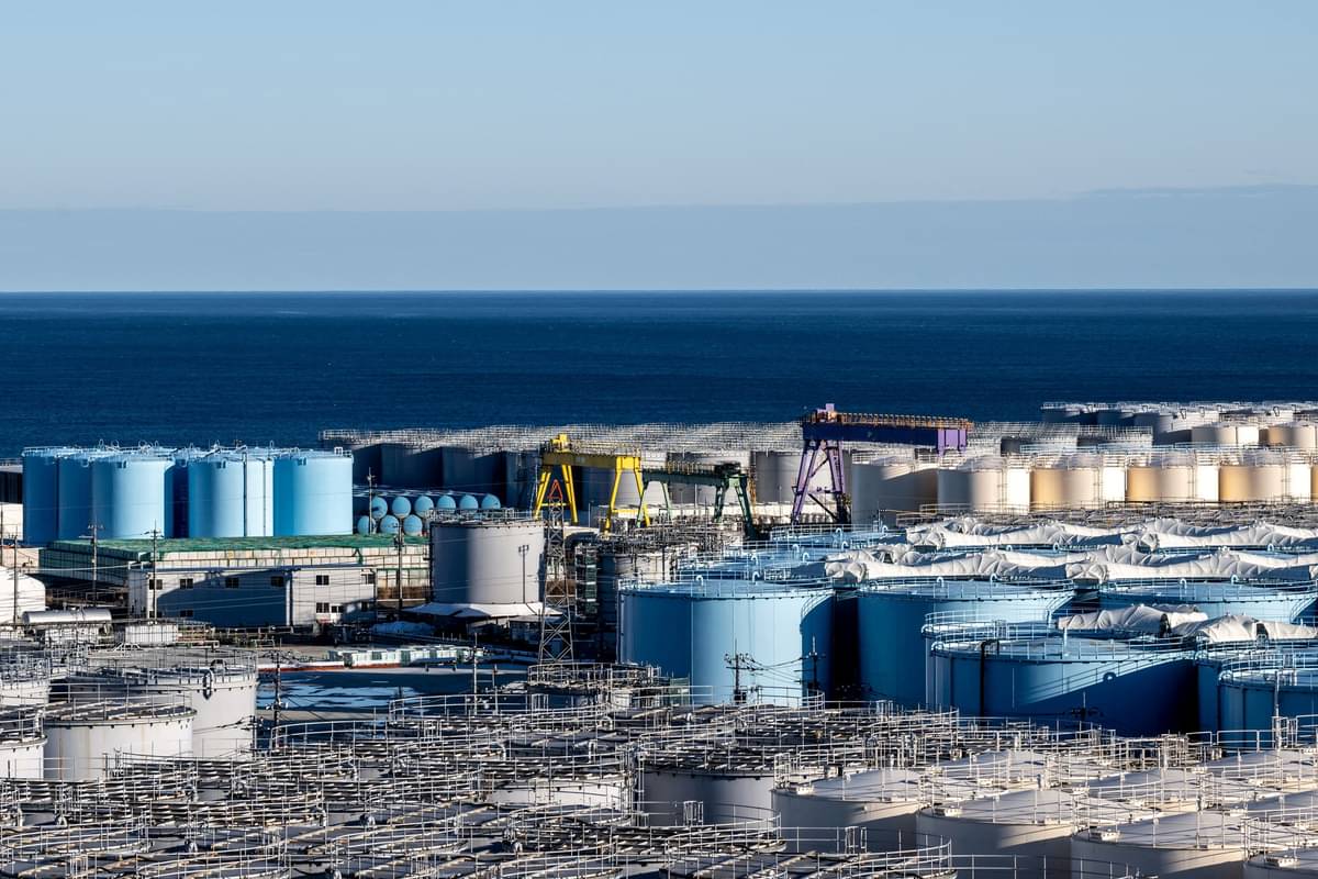 Tangki penyimpanan air yang terkontaminasi di PLTN Fukushima Daiichi di Okuma, Jepang.