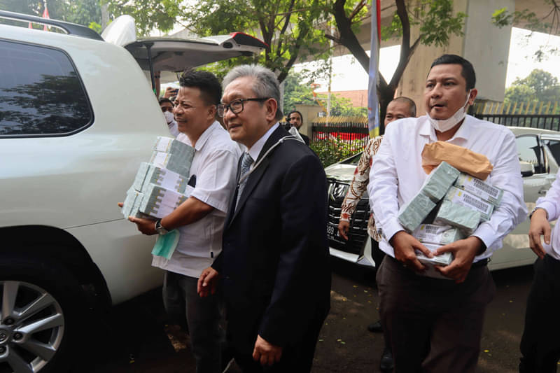 Kejaksaan masih mendalami sosok S yang membawa uang Rp27 miliar kepada Maqdir Ismail.