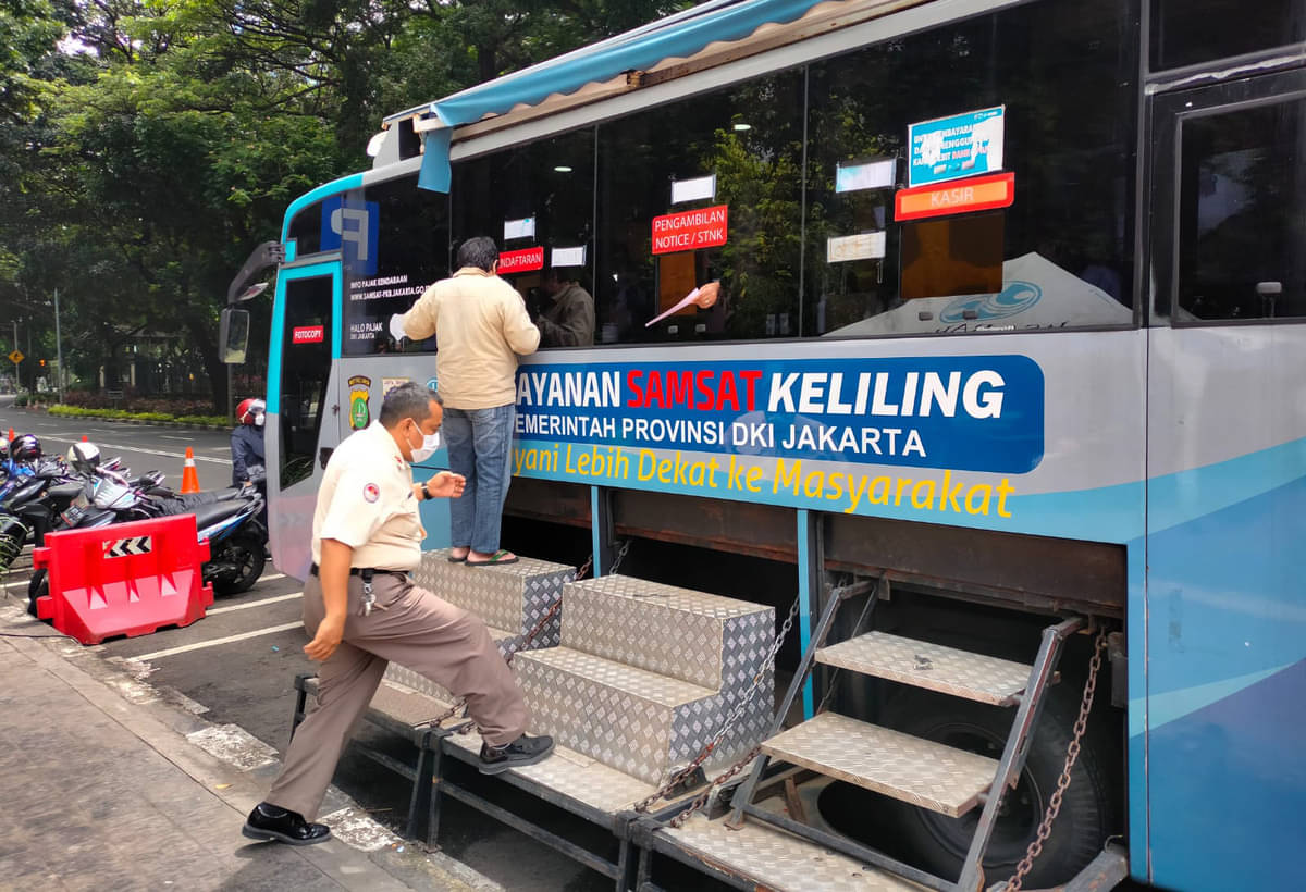 Warga tengah mengurus perpanjangan surat kendaraan bermotor di kendaraan layanan Samsat Keliling di Gambir, Jakarta Pusat, Kamis (05/1)