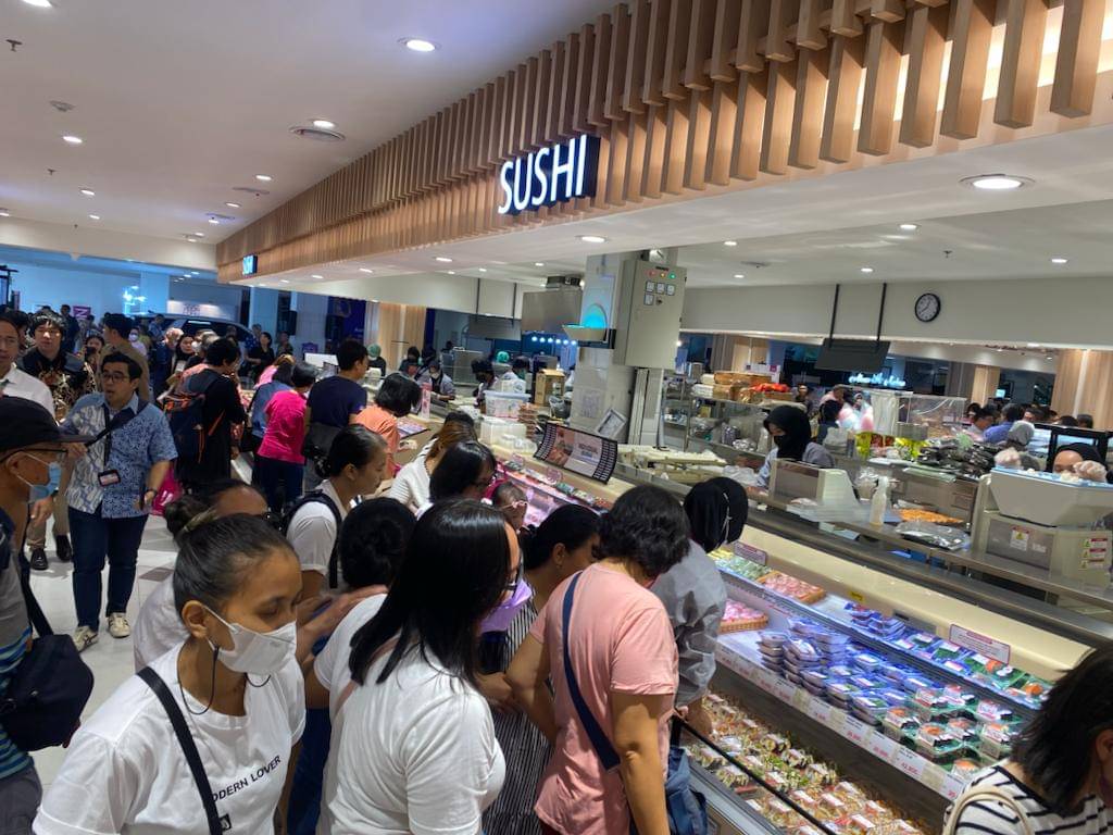 AEON Store Alam Sutera menghadirkan kafe dengan alat makan sekali pakai berbahan kayu guna mendukung gerakan ramah lingkungan.