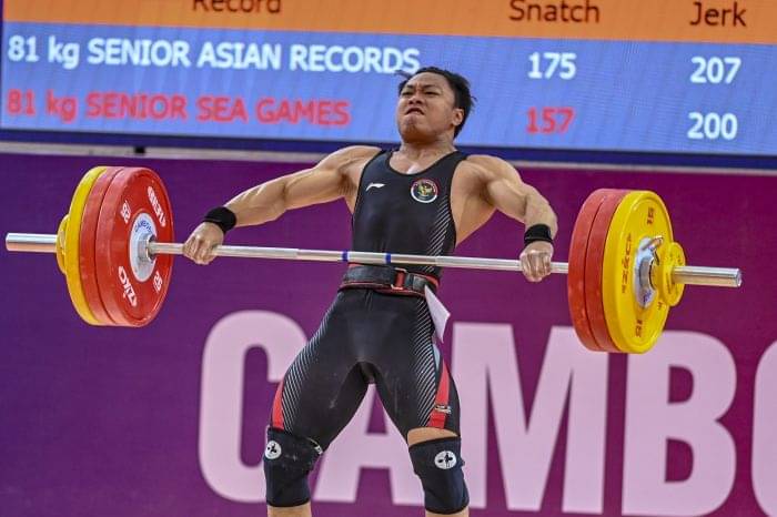 Aksi lifter Indonesia Rahmat Erwin Abdullah di SEA Games 2023.