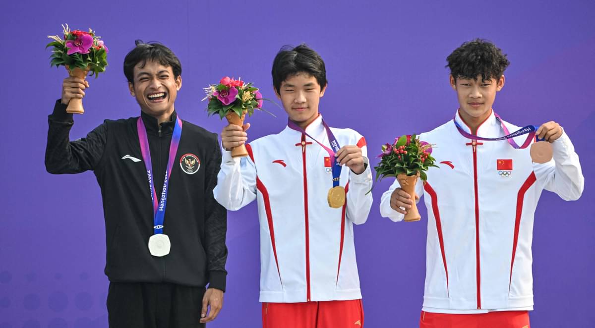 Atlet skateboard Sanggoe Darma Tanjung (kiri), Zhang Jie (tengah), dan Su Jianjun (kanan) saat penyerahan medali Asian Games, Rabu (27/9).