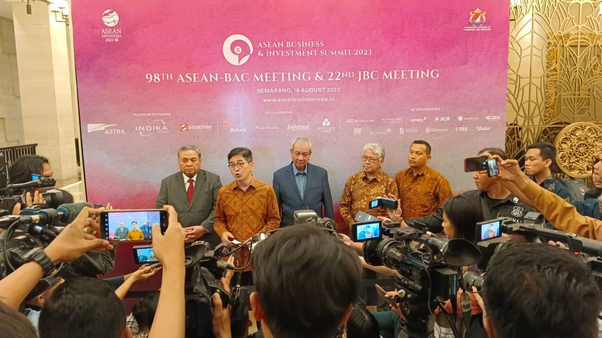 Ketua ASEAN Business Advisory Council (ASEAN-BAC) 2023, Arsjad Rasjid (kedua dari kiri) memberi keterangan pers, beberapa waktu lalu.