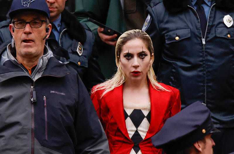 Lady Gaga menyanyikan Fly Me To The Moon sebagai penghormatan kepada Tony Bennett.
