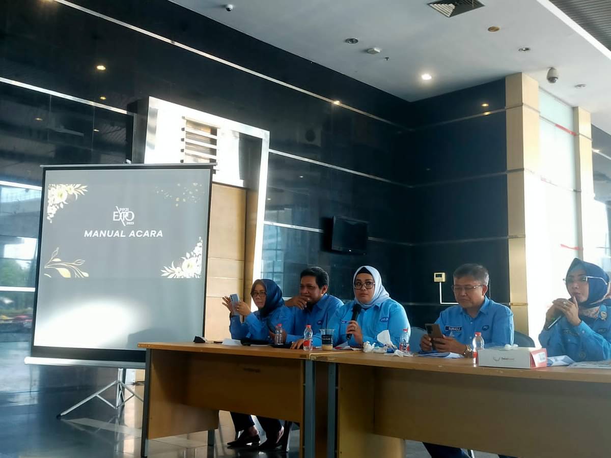 Ketua PPJI DKI Jakarta Siti Djumiadini (ketiga dari kiri) memimpin technical meeting PPJI Wedding Expo 2023.