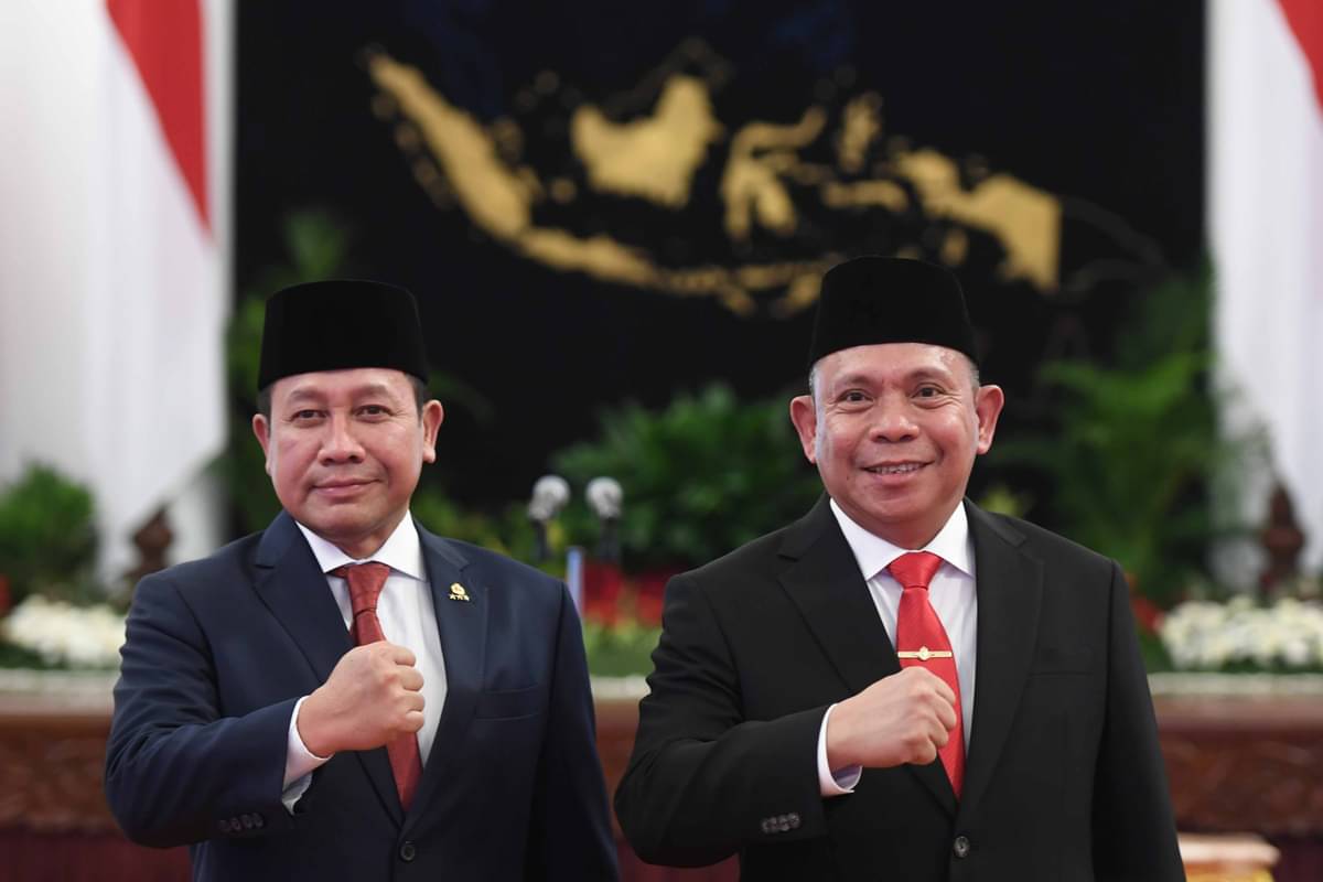 Kepala Badan Keamanan Laut (Bakamla) Laksdya TNI Irvansyah (kanan) dan pejabat lama Kepala Bakamla Laksdya TNI Aan Kurnia.