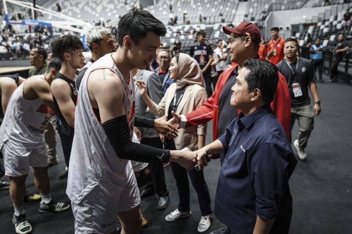 Menteri BUMN Erick Thohir bersama Menpora Dito Ariotedjo (kedua kanan) berjabat tangan dengan sejumlah pebasket Timnas Indonesia