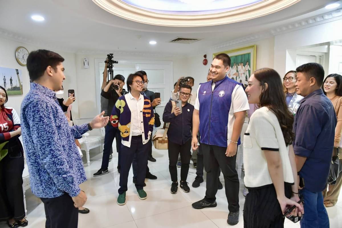 Syed Saddiq (kiri) berbincang dengan Menpora Dito Ariotedjo (ketiga dari kanan) di Kantor Kemenpora, Senayan, Jakarta, Rabu (6/9).