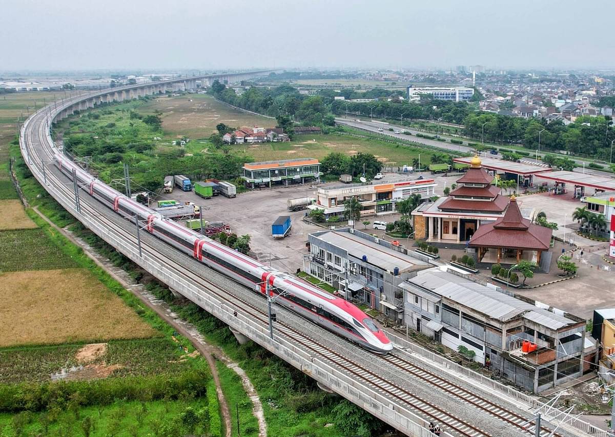 Kereta Cepat Jakarta Bandung yang nantinya juga akan dibangun untuk rute Jakarta-Surabaya.