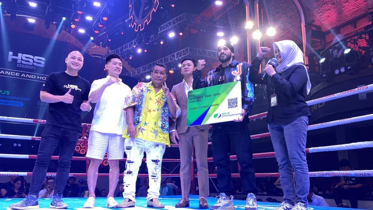 Acara penyerahan kartu kepesertaan secara simbolis kepada salah seorang perwakilan atlet, Jeremiah Lakhwani. 