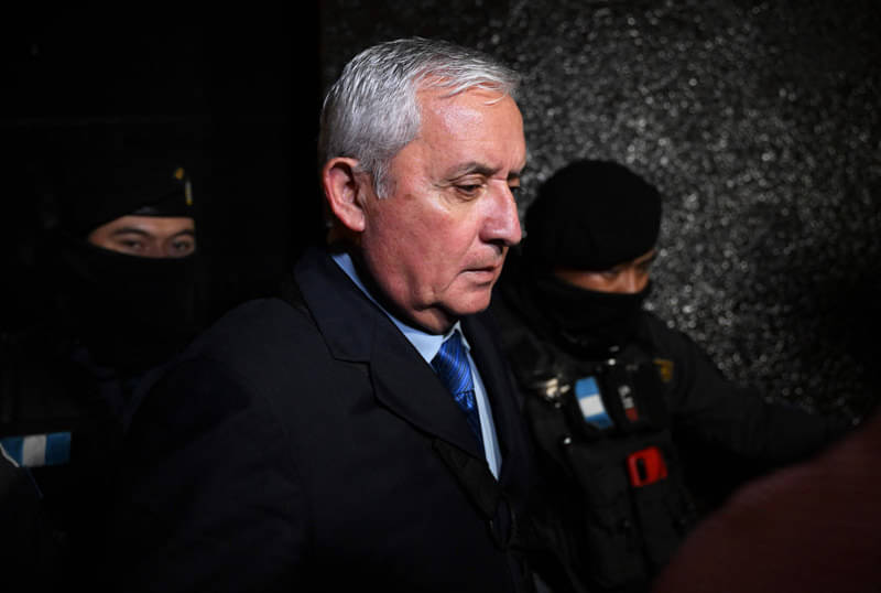 Mantan Presiden Otto Perez Molina mengaku melakukan korupsi dan divonis delapan tahun penjara.