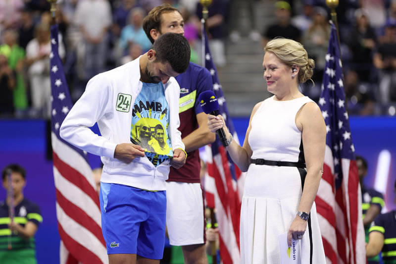 Novak Djokovic mengenakan kaos bertuliskan Mamba Forever saat penyerahan tropi AS Terbuka.
