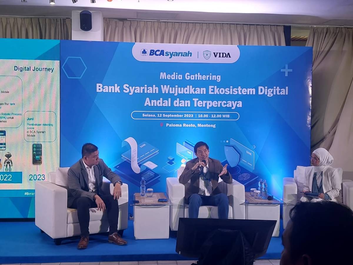 Direktur Teknologi Informasi BCA Syariah Lukman Hadiwijaya (tengah) berbicara saat gathering media, di Jakarta, Selasa (12/9).