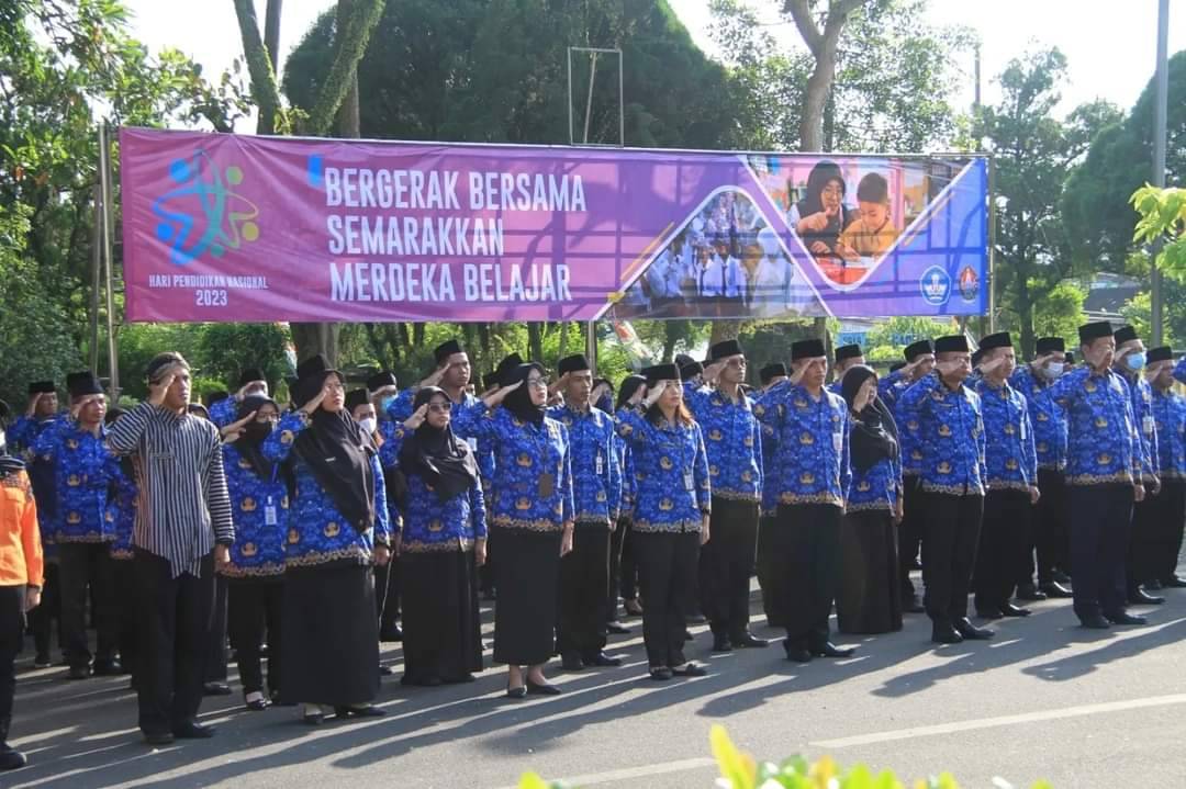 ASN dan para guru mengikuti Upacara Hardiknas di Temanggung, Jawa Tengah.
