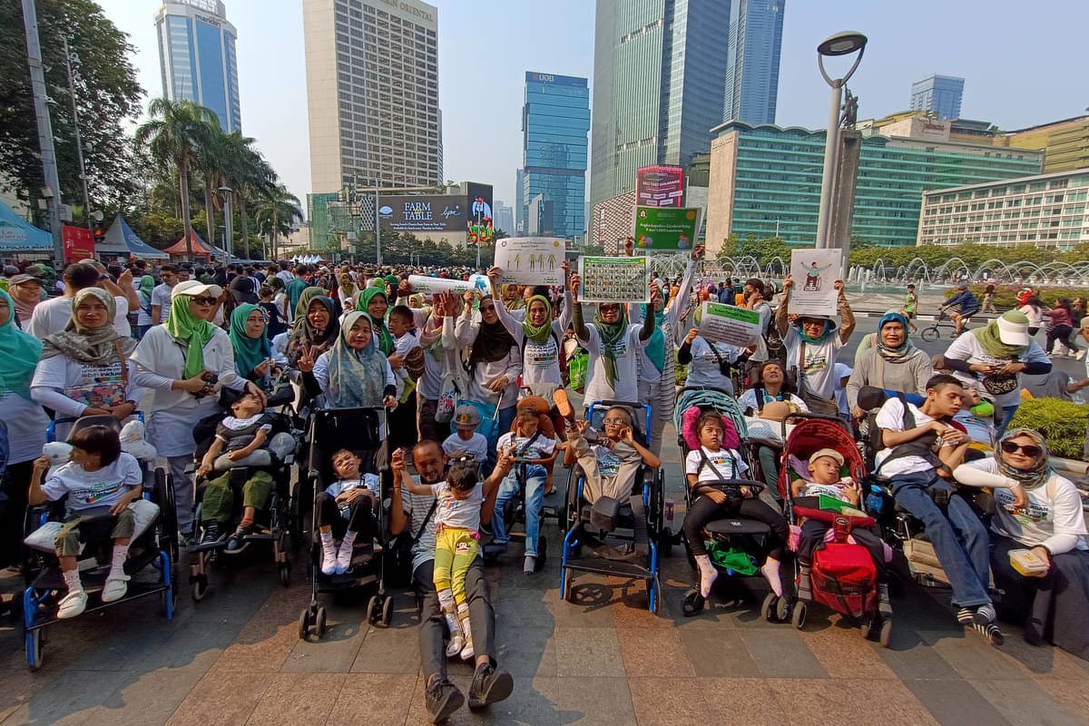 ilustrasi -- Orangtua bersama anak-anak pengidap Celebral Palsy mengikuti kampanye peringatan Hari Celebral Palsy dunia, Minggu (8/10).