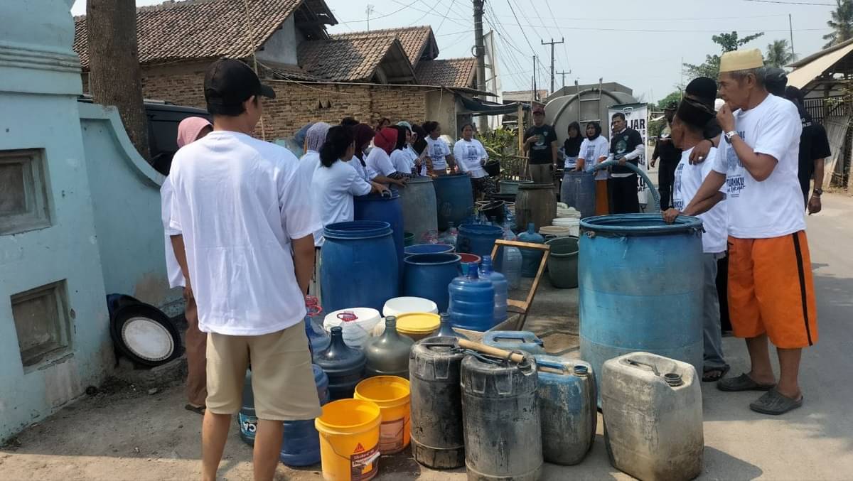 Penyaluran bantuan air bersih di Serang, banten