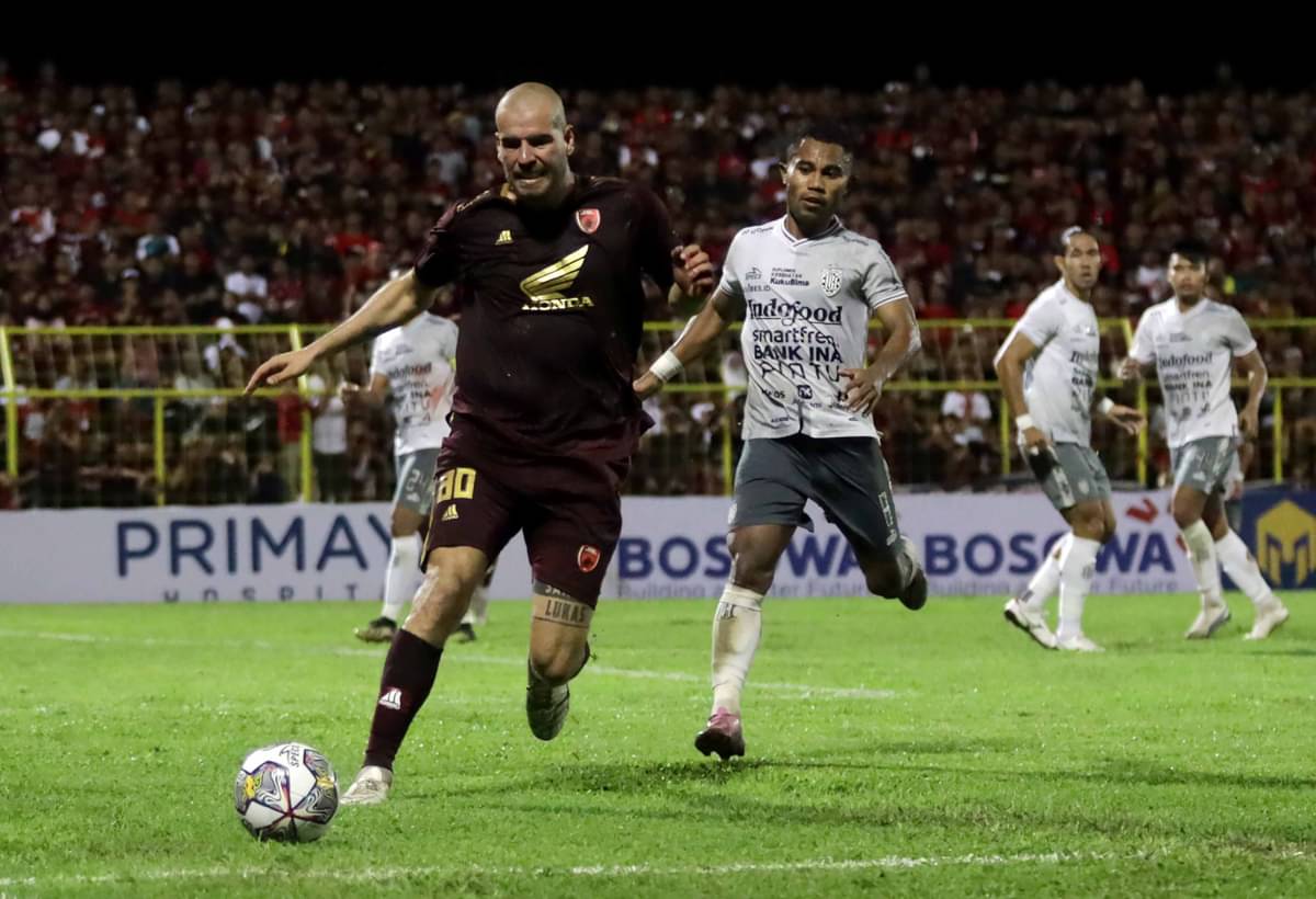 Pesepak bola Wiljan Pluim (kiri) saat masih di PSM Makassar.