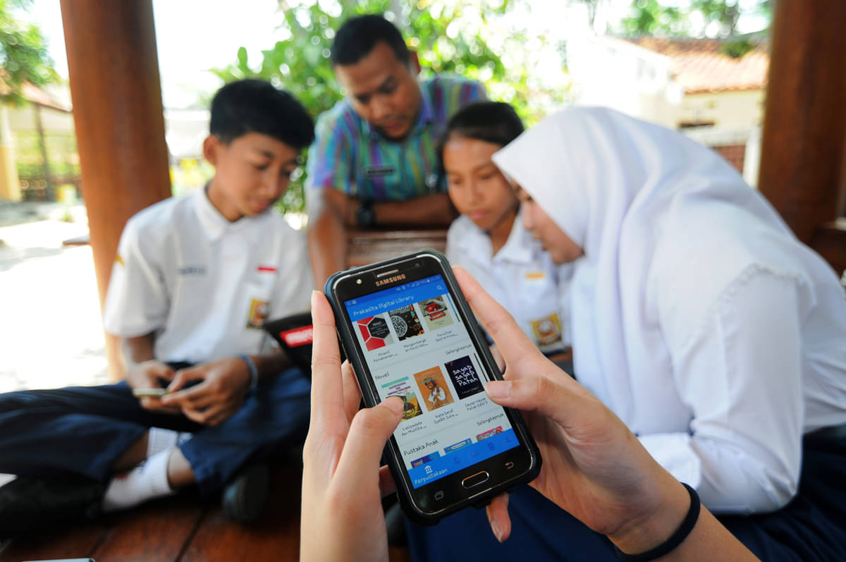 Siswa memilih buku elektronik yang dipinjam melalui telepon pintar di SMP N 2 Salatiga, Jawa Tengah, beberapa waktu lalu.