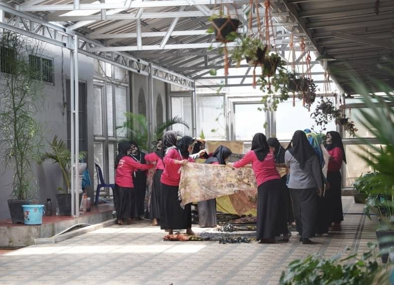 Warga binaan Lapas Pangkalpinang mendapat pelatihan ecoprint dari PT Timah Tbk yang juga anggota MIND ID.