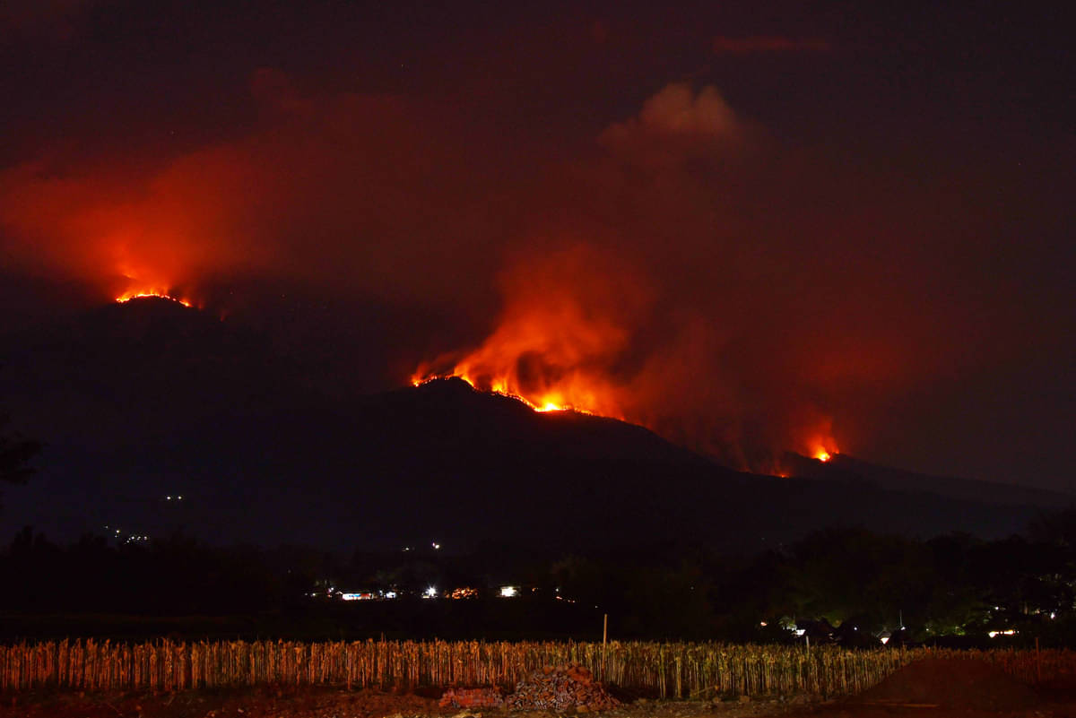 Sejumlah titik api di Gunung Lawu terlihat dari Panekan, Magetan, Jawa Timur, Sabtu (30/9/2023). 